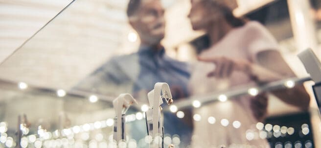 couple buying jewelry 4JWPW2E 2